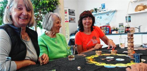 Burgi, Elfriede und Hermine haben Spaß am Spiele ausprobieren.