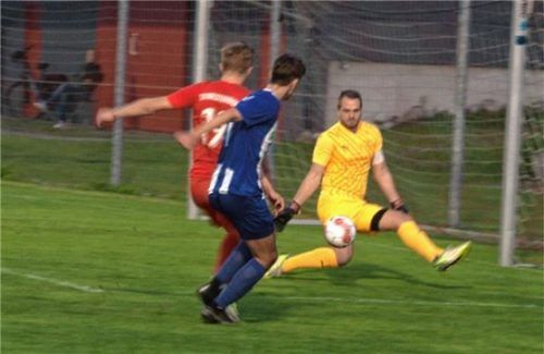 Chance für Brannenburgs Philip Zetterberg, der aber an SVW-Tormann Simon Rott scheitert.Foto Marinus Obermaier
