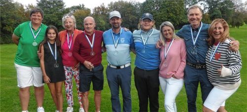 Clubmeister bei den Herren wurde Lucas Kaufmann (Vierter von rechts), neue Clubmeisterin bei den Damen ist Inge Höllmüller (Dritte von rechts).Foto re