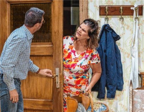 Cordula Fleck (Petra Bichler) ist erstaunt wegen der Veränderungen im Haus von Pirmin Brandel (Stefan Schwimbeck).