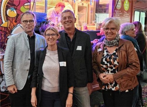 Dagmar Häfner-Becker und Dr. Andreas Dexheimer (Mitte) nach dem Jahresempfang im Gespräch mit Andrea Rosner, stellvertretende Landrätin Rosenheim (rechts), und Regionalbischof Thomas Prieto Peral (links).Foto  Betina Heckner