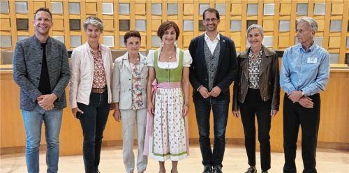 Daniela Mann (Mitte) ist die Tochter von Georg Weindl, der die Städtepartnerschaft auf den Weg brachte. Zusammen mit ihr freuen sich über das Jubiläum (von links) Kulturreferent Wolfgang Hauck, Grit Harbeck, Monique Schmauch, Oberbürgermeister Andreas März, Isabelle Garneret-Ravel und Christian Nero. Foto Cordula Wildauer