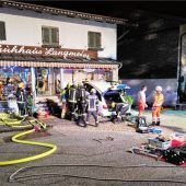 Autofahrerin landet in Schaufenster von Schuhladen