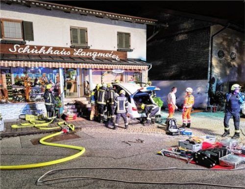 Das Auto wurde förmlich in das Schaufenster hineinkatapultiert. Foto Feuerwehr Ruhpolding/Facebook