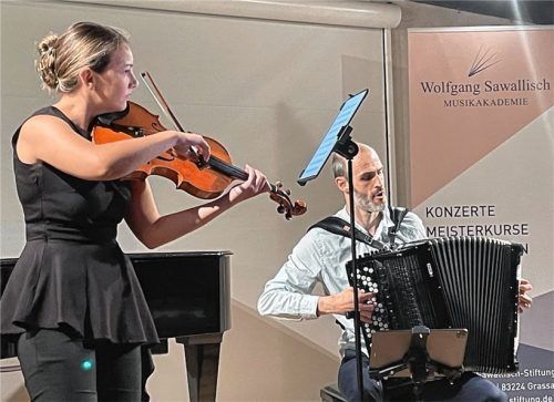 Das bosnisch-serbische Duo und Ehepaar Dragana Gajic und Marko Ševarlic musizierte die tragische Geschichte von „Sarajevos Romeo und Julia“ .Foto kirchner
