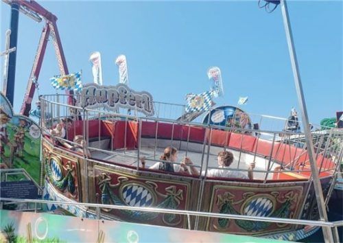 Das Fahrgeschäft „Hupferl“ sorgt dafür, dass die Besucher immer wieder in die Höhe katapultiert werden. Für Lacher sorgen die vielen Sprünge. Foto