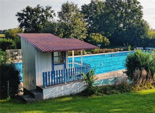 Das Freibad ist ein beliebter Treffpunkt für Jung und Alt. Foto  Buxot