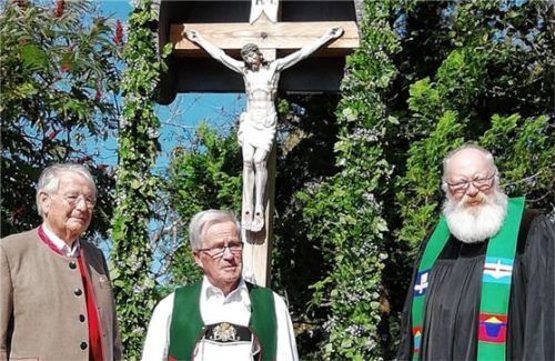 Das Hierankl-Kreuz an der Straße zwischen Frasdorf und Prien wurde hergerichtet und gesegnet. Bei der kleinen Feierlichkeit dabei waren (von links) Grundstückseigner Dr. Thomas Wrede, Restaurator Paul Panzer und Pfarrer a. D. Karl-Friedrich Wackerbarth. Foto Rehberg