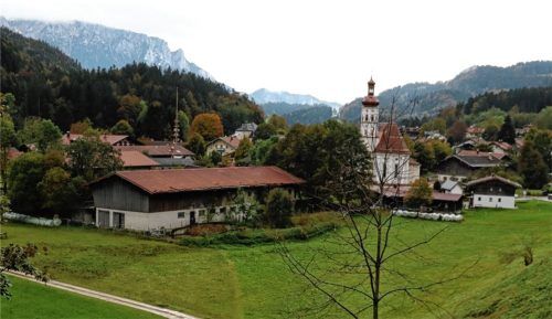 Das Linner-Areal auf der grünen Wiese sollte den Kern für eine Wohnbebauung der Maro-Genossenschaft in Sachrang bilden. Ob die Pläne realisiert werden, entscheidet sich am 15. Oktober. Foto Rehberg