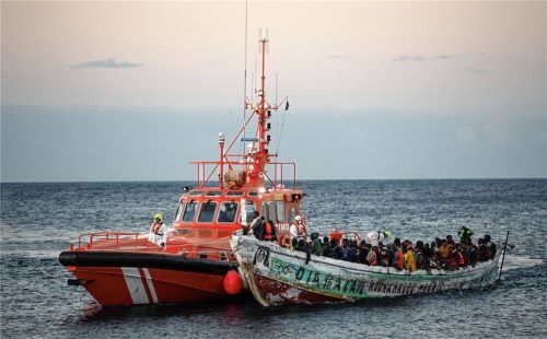 Das Mittelmeer ist eine gefährliche Flüchtlingsroute für Menschen, die sich auf den Weg nach Europa machen. Die Küstenwachen der Anrainerstaaten entdecken täglich zum Teil überfüllte Flüchtlingsboote.Foto dpa