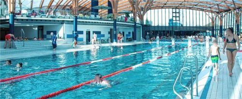 Das Prienavera soll künftig stärker regenerativ geheizt werden. Bürgermeister Andreas Friedrich sieht darin ein einzigartiges Projekt.Foto Berger