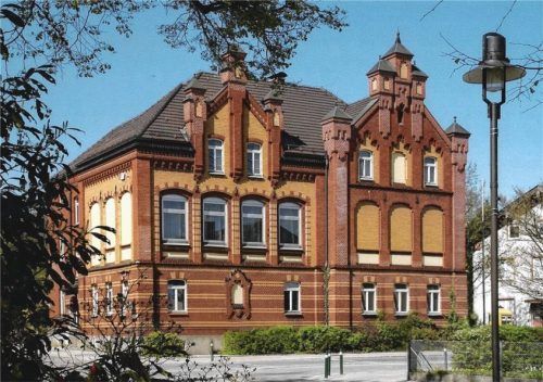 Das „Rote Schulhaus“steht seit 125 Jahren am Schloßberg. Fotos Gerner