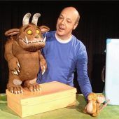 Kinder entdecken die Welt der Bücher