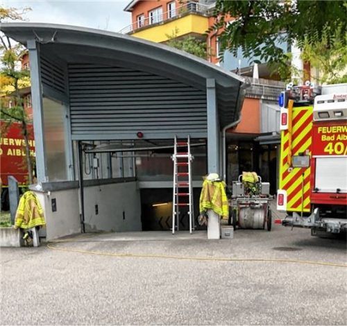 Das Tor der Tiefgarage wurde durch den Aufprall leichtdemoliert. Foto Bettinger