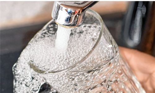 Das Trinkwasser in mehreren Ortsteilen von Frasdorf darf im Moment nicht aus dem Wasserhahn getrunken werden. Es muss vorher abgekocht werden. Foto dpa/Pleul