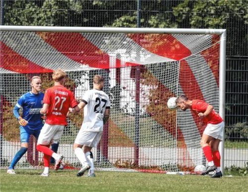 „Das war wieder eine Kopfnummer“: Michael Barthubers 1:0 im wahrsten Sinne des Wortes.Foto Christian Mühlhofer