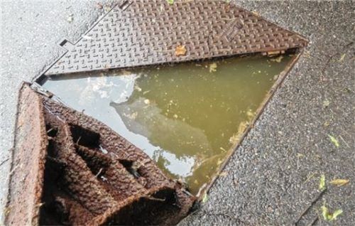 Das Wasser quillt aus dem Deckel: In Bruckmühl sorgt man sich derzeit um die hohen Grundwasserstände. Foto Marktgemeinde Bruckmühl