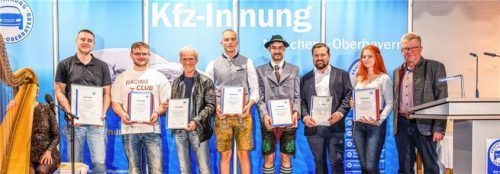Den prüfungsbesten Kfz-Mechatronikern gratulierte Hans Maier (rechts), der stellvertretende Obermeister der Kfz-Innung München-Oberbayern. Foto KFZ-Innung münchen/Oberbayern