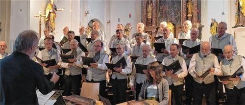 Der Aschauer Männerchor bei „Musik für die Seele“ – erstmalig in der neuen Sängerweste. Foto re