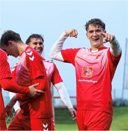 Der erste Torjubel: Samuel Stutz (rechts) brachte den SV Mehring im Heimspiel gegen Tacherting bereits in der vierten Minute in Führung.Foto Zucker