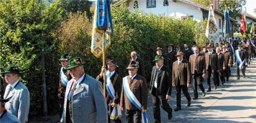 Der Festzug am Tag der Vereine führte heuer erstmals zum Auer Feuerwehrhaus. Foto Strim