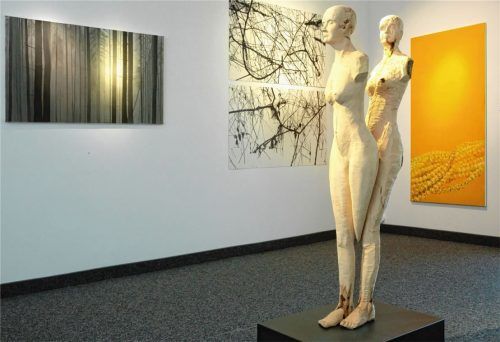 Der gelbe Raum: Holzskulptur „Zwei in einem“ (von Theresa Springl) paart sich mit „Perlenkette“ (von Elisabeth Mehrl).Foto berger
