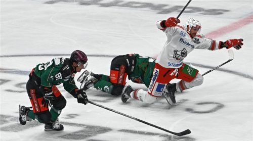 Der große Aufreger vor dem 1:0: Ludwig Nirschl bringt Jakob Weber von hinten zu Fall, Stefan Reiter zieht vorbei.Foto Hans-Jürgen Ziegler