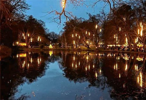 Der neue Aiblinger Christkindlmarkt am Irlachweiher hat ein besonderes Flair. Doch die Ideen, ihn noch attraktiver zu machen, sind noch nicht ausgeschöpft. Foto  Archiv