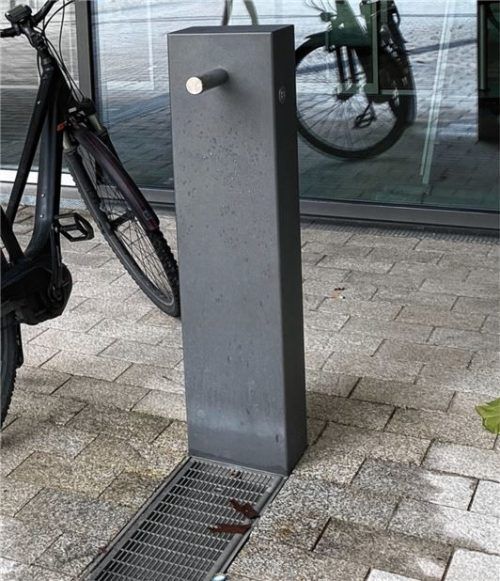 Der neue Trinkwasserspender im Eingangsbereich unmittelbar vor dem Rathaus am Marienplatz. Fotos  Lagler