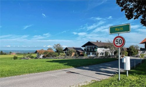 Der Ortsteil Reitl, links im Bild ist der Ortsteil Söllhuben zu sehen. Der Antrag, im Ortsteil Reitl eine Schulbushaltestelle zu errichten, wurde nun vom Riederinger Gemeinderat abgelehnt.Foto Kirchner