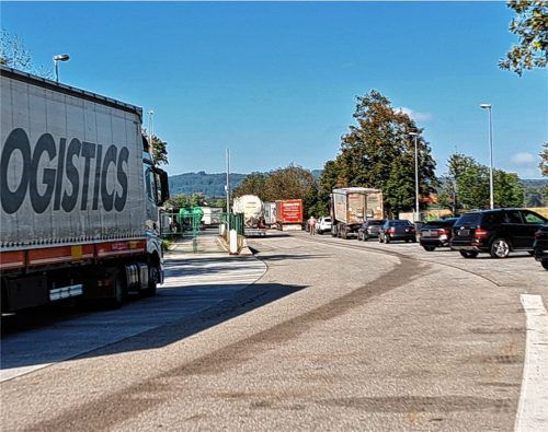 Der Parkplatz „Im Moos“ an der A8 mit einer Lkw-Kontrollstelle und mehreren Stellplätzen wird ab heute geschlossen. Foto Hadersbeck