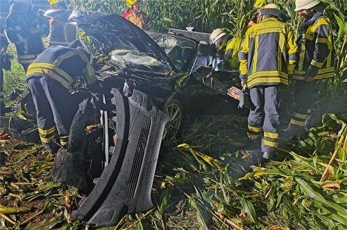 Der Porsche des 52-jährigen Unfallfahrers wurde nach der Fahrt durchs Maisfeld von Einsatzkräften der Feuerwehr begutachtet. Mittlerweile hatte die Polizei Kontakt zum Unfallfahrer. Foto Hadersbeck