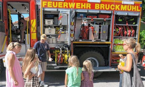 Der „Tag der offenen Tür“ bei der Feuerwehr Bruckmühl stieß sowohl bei den Kindern als auch den Erwachsenen auf ein großes Interesse. Er bot eine gute Gelegenheit, um sich detailliert von den Floriansjüngern erklären zu lassen, was alles zur Ausrüstung eines Feuerwehrfahrzeugs gehört.Fotos  Baumann