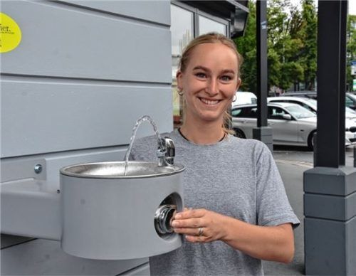 Der Trinkwasserbrunnen, den Verena Fischer vom Wirtschaftlichen Verband hier vorstellt, ist nur eine der Wasserquellen auf dem Rosenheimer Herbstfest.