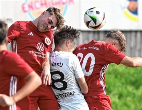 Der TSV 1860 Rosenheim und der TSV Kastl trennen sich am ersten Wiesn-Spieltag mit 0:0. Foto Hans-Jürgen Ziegler