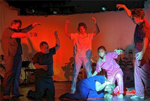 Diana Goodman (Judith Blauth) hängt an imaginären Fäden. Foto Kellerer