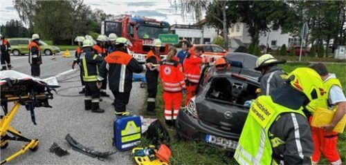 Die 21-jährige Fahrerin dieses Opels musste geborgen und ins Krankenhaus gebracht werden. Foto Barth