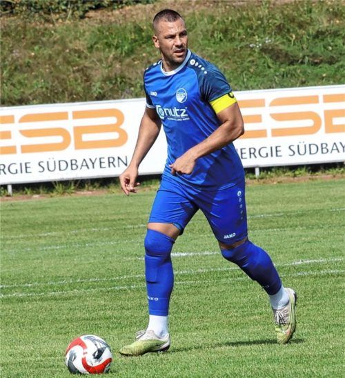 Die Ampfinger um Kapitän Birol Karatepe wollen heute gegen Siegsdorf eine neue Heimspiel-Siegesserie starten. Foto Buchholz