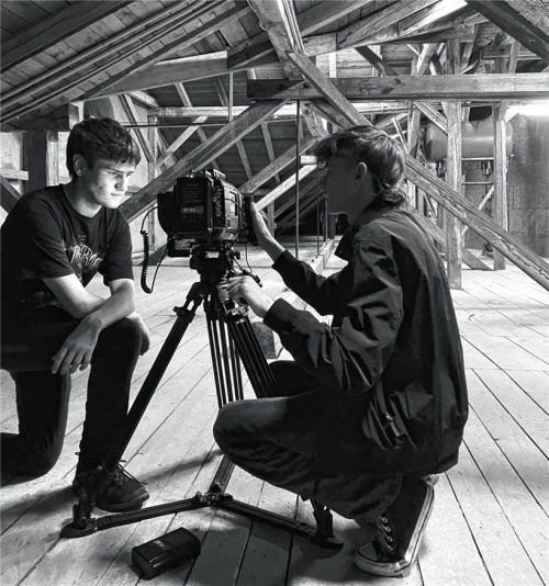 Die Aufnahmen für den Film „Arcanum“ von dem Rosenheimer Filmemacher Lorenz Stecher (rechts) – hier mit dem Technischen Leiter Anton Großmann – sind unter anderem auf dem Dachboden des Ignaz-Günther-Gymnasiums entstanden. Foto Grun
