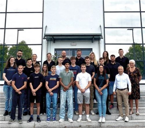 Die Ausbilder und die stela-Geschäftsleitung begrüßten dieses Jahr 13 neue Azubis.