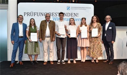 Die ausgezeichneten Absolventen mit dem Präsidenten der Steuerberaterkammer München, Professor Dr. Hartmut Schwab (Dritter von links), dem Ministerialdirigenten Norbert Rossmeisl (links) vom Bayerischen Staatsministerium der Finanzen und für Heimat sowie dem Vizepräsidenten der Steuerberaterkammer München, Peter Geirhos (rechts). Foto Steuerberaterkammer