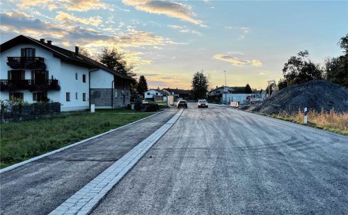 Die Bauarbeiten auf der Rosenheimer Straße stehen vor dem Abschluss – dennoch bleibt eine Straße auch weiterhin gesperrt. Foto Baumeister