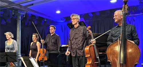 Die Dozenten der Mühldorfer Sommerakademie konnten sich am Ende über Beifallsstürme freuen: (von links) Elisabeth Weber, Ludmilla Kogan, Florian Richter, Stephan Forck und Frithjof-Martin Grabner. Foto krb