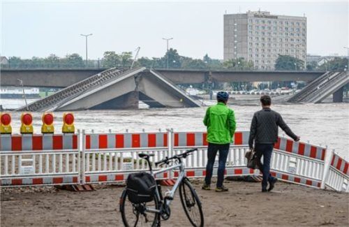 Die eingestürzte Carolabrücke – umspült vom Hochwasser der Elbe – ist derweil Symbol für zu lange vernachlässigte Infrastrukturschäden im Land. Foto dpa