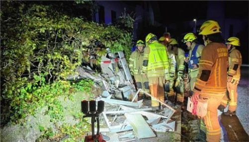 Die Feuerwehr im nächtlichen Einsatz. Foto Ammelburger