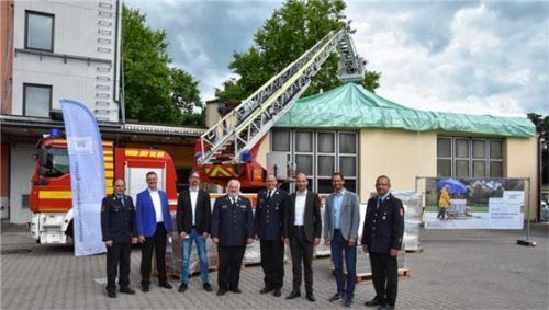 Die Feuerwehr Rosenheim hat neue Notdächer bestellt. Warum das nötig ist. Foto Schlecker