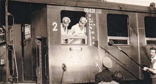Die Filmaufnahmen am Auer Bahnhof sorgten bei manchen Reisenden für Verwirrung.