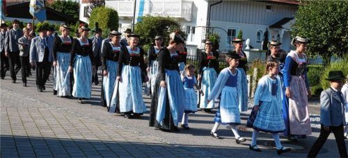 Die Frauen und Männer des Trachtenvereins „D’Mangfalltaler“ präsentieren sich in Schalkgewändern und hellgrauen Miesbacher Joppen. Fotos merk