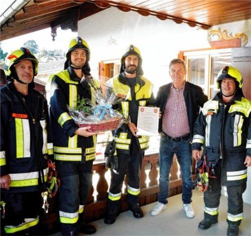 Die Freiwillige Feuerwehr Roßholzen/Steinkirchen zusammen mit dem Bürgermeister Georg Huber. Foto  Deindl