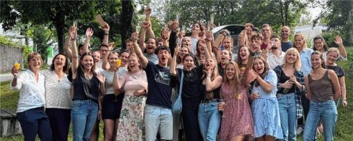 Die frisch examinierten Physiotherapeutinnen und Physiotherapeuten freuen sich mit den Lehrenden.Foto roth